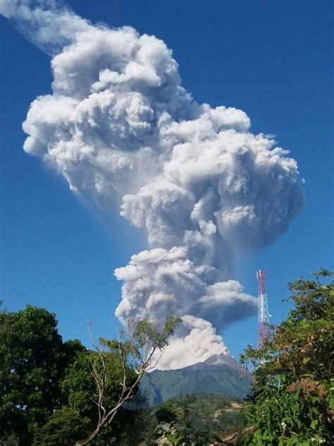 ketinggian kolom letusan freatik gunung merapi capai 5 500 meter status normal fokus jateng