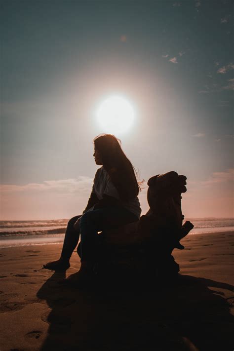 图片素材 女孩 水体 太阳 天空 日出 日落 海滩 海洋 砂 地平线 轮廓 阳光 假期 冷静 晚间 背光 反射 乐趣 材料 波 股票摄影 云