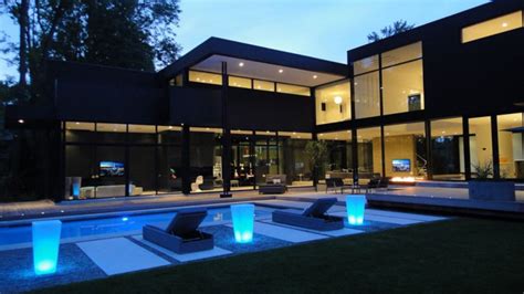 Y tiene una profundidad de 1,20m. Casas Minimalistas y Modernas: Piscinas Modernas y Minimalistas
