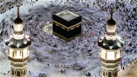 تكبيرات العيد هي سُنَّة عند جمهور الفقهاء،وتبدأ تكبيرات العيد عند المذهب الحنفي والحنبلي بعد صلاة الفجر ويجوز أن تكون تكبيرات عيد الأضحى في جماعة أو فرادى، والجماعة أفضل. تكبيرات عيد الاضحي المبارك - احمد سليم 2016 - YouTube