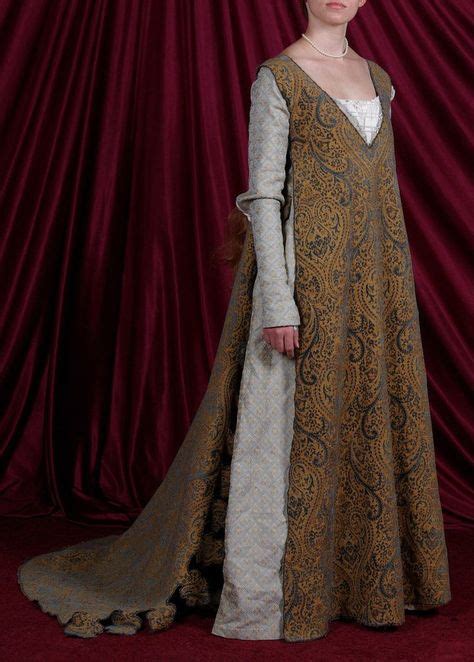 Giornea Womens Late 1400s A Sideless Tabard Like Garment Unlike A