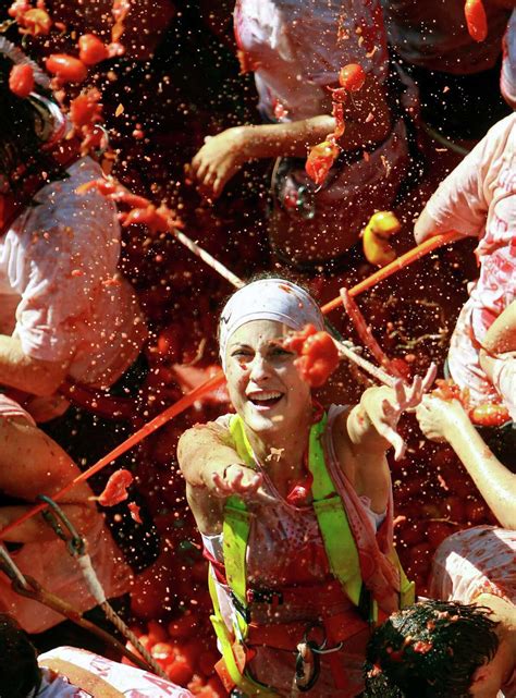 Tomato Fight 40000 People 120 Tons Of Fruit