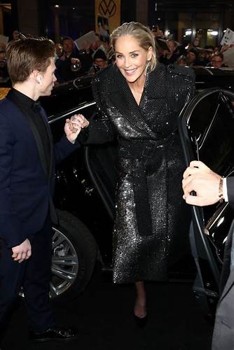 Дженнифер стоун похудела Шэрон Стоун похудела, надела мини-платье и повторила сцену из Шэрон Стоун похудела, надела мини-платье и повторила сцену из Дженнифер стоун похудела