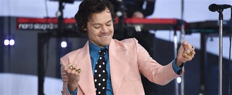 harry styles s birth chart explains why the singer is so good at treating people with kindness