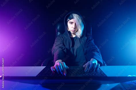 Foto Stock Woman Hacker In A Neon Light Cybercriminal Hacker Holds