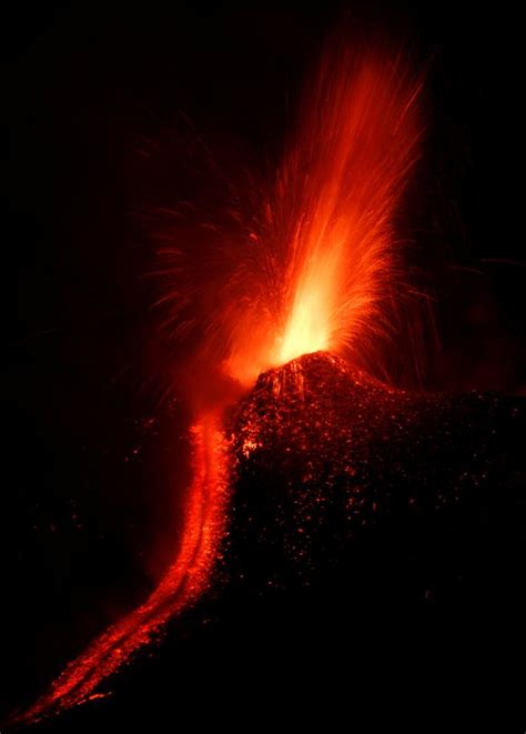 Eruzione dell'etna, dal vulcano lava e un'alta colonna fumo. El volcán Etna vuelve a entrar en erupción