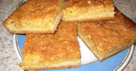 Die masse in einem mit backpapier ausgelegten backblech streichen und bei 170° c, 20 minuten backen. bienenstich kuchen blech - pinkaliciousplanet