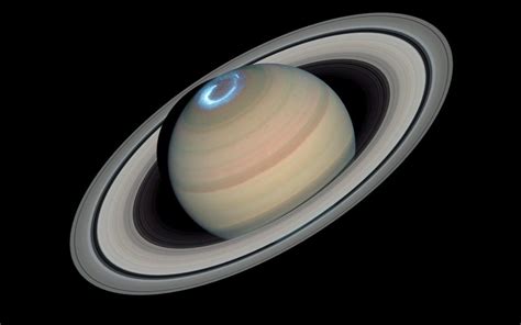 A Aurora De Saturno Pulsa Em Sintonia Com As Emissões De Rádio Do Planeta
