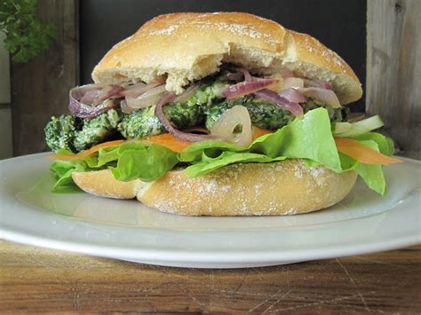 Burger mit Spinat-Quark-Plätzchen und karamellisierten Zwiebeln