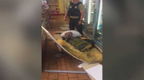 Convicted Sex Offender Tries To Hide From Ocso Deputies Falls Through Ceiling Of 7 Eleven