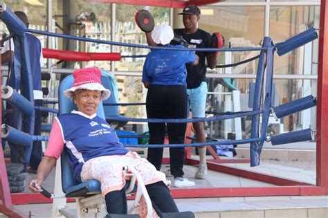 アフリカノート：おばあちゃんが集まるボクシング教室 [写真特集3 15] 毎日新聞