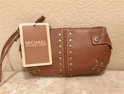 It has a spacious compartment that lets you store cards, mobile, lipstick, and more. NWT MICHAEL KORS WRISTLET Studded Leather Purse HONEY ...