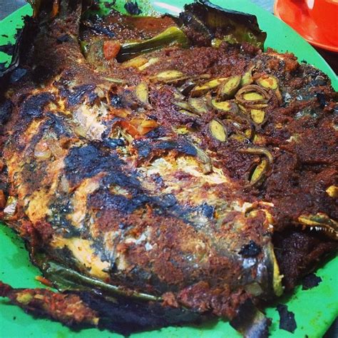 Ikan bakar literally means roasted fish in indonesian and malay. 10 Tempat Makan Kedai Ikan Bakar Pilihan - Saji.my