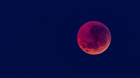 2048x1152 Blood Red Moon In Blue Sky 2048x1152 Resolution Hd 4k