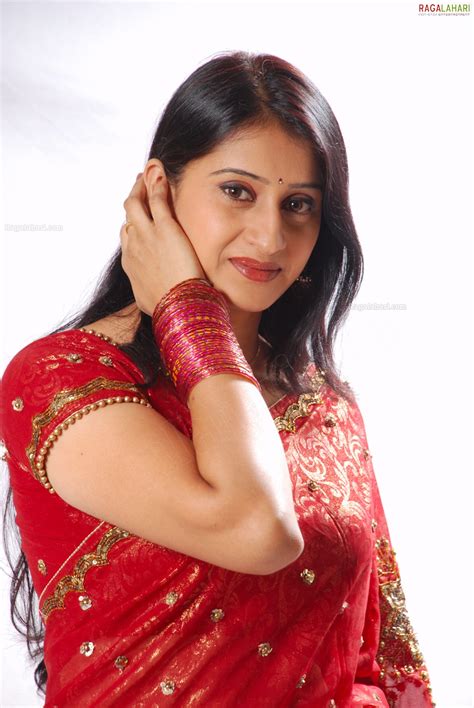 Telugu tv serial actress meena in yellow saree picture. Serial lanjalu - Page 73 - Xossip