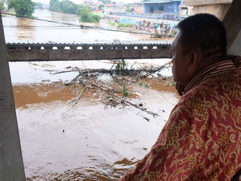 Banjir jakarta tak bisa ditangkal tanpa kerja sama, kesamaan visi, serta kinerja saat ini, jakarta telah menderita kerugian akibat banjir yang berulang terutama yang terjadi pada bulan januari 1996. BNPB Ungkap Faktor Utama Penyebab Banjir Jakarta | Tagar