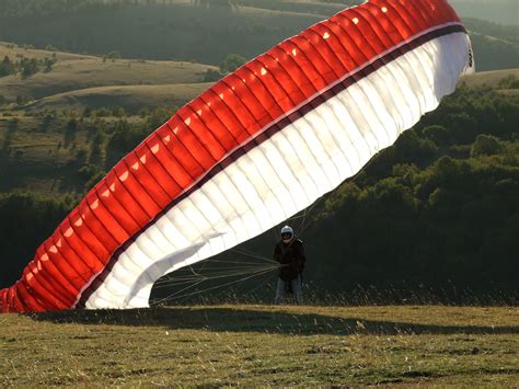 2560x1440 Wallpaper Red And White Parachute Peakpx