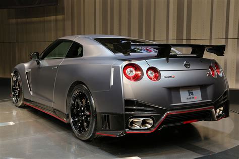 The 2017 version received a new interior and 20 hp more than before. Nismo Nissan GTR r35