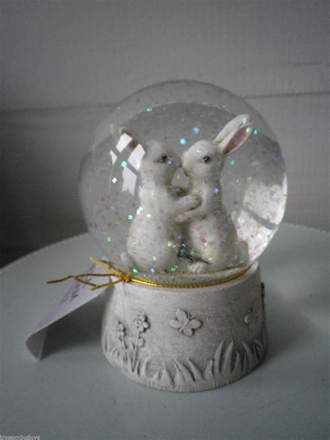 Stunning Gisela Graham Bunny Rabbits Kissing Snow Globe 1773721853