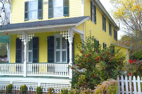 Yellow House W White Trim And Grey Shutters Cape May Nj Yellow Houses