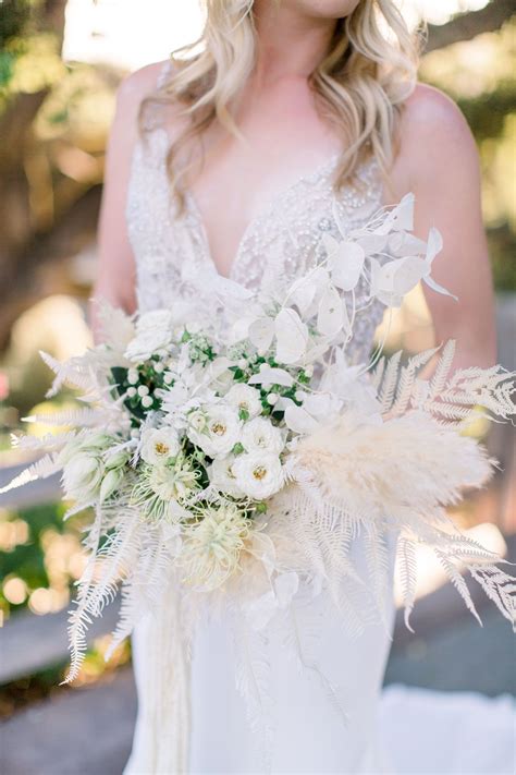 White flowers are the perfect symbol for tranquility, purity and peacefulness. Bridal bouquet with dried flowers. | Button holes wedding ...