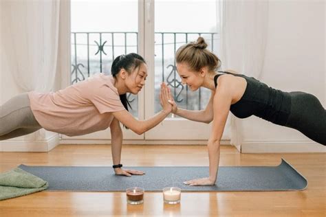 Yoga em dupla Principais posturas e benefícios dessa prática A