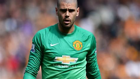 Manchester United Confirm Victor Valdes Has Joined Standard Liege On