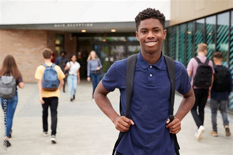 Foto De Portrait Of Smiling Male High School Student Outside College