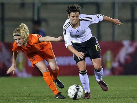 Hollands frenkie de jong and denzel. U 17-Juniorinnen: 5:1 gegen Niederlande zum EM-Qualistart ...