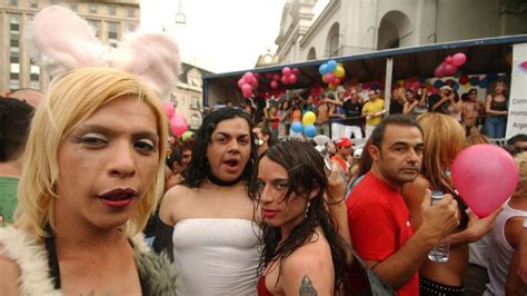 Revés para los travestis un club universitario impide que establezcan