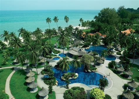 Trascorri una giornata rilassate in spiaggia o allena il tuo swing sul campo da golf di questo resort; Shangri-La's Golden Sands | Penang Hotels | Audley Travel