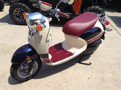 There are a surprising amount of decent 50cc scooters for sale in the usa, and it's not hard to see why. 2014 YAMAHA VINO CLASSIC