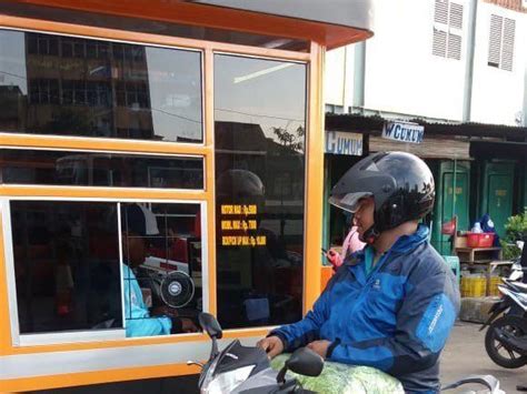 Jukir juga berfungsi untuk mengumpulkan biaya parkir dan memberikan karcis kepada pengguna parkir pada saat akan keluar dari ruang parkir. JURU - Your Supervision Partner | JURU.ID