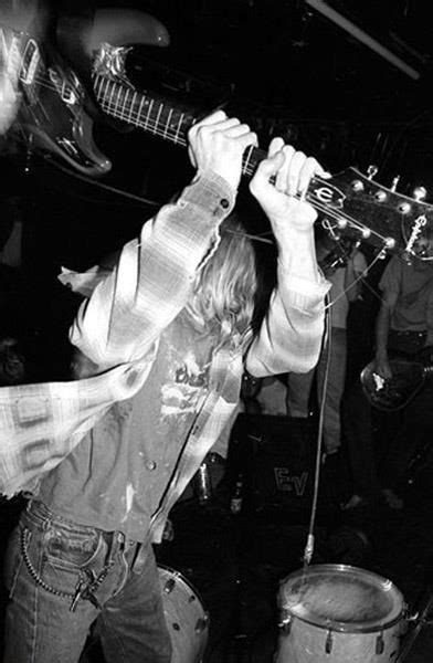 Nearly 15 years after the death of kurt cobain, his guitar can still draw a crowd. Kurt Cobain on stage #Nirvana | Kurt cobain, Nirvana kurt ...