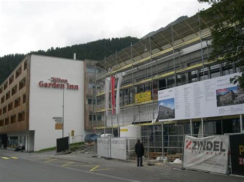At 1560 metres above sea level davos is actually the highest city in europe. Baustelle neben Hotel - Aufnahme von Hilton Garden Inn ...