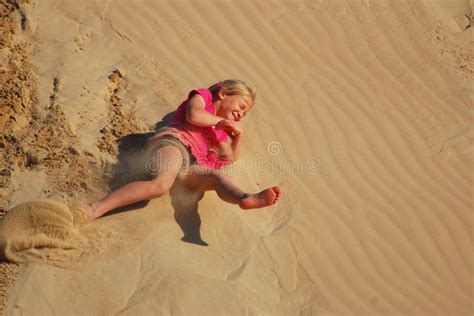 Petite Fille Roulant Vers Le Bas La Dune De Sable Photo Stock Image Du Action Blonde