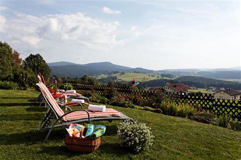 De accommodatie beschikt over een binnenzwembad, avondamusement en familiekamers. Haus am Berg in Rinchnach