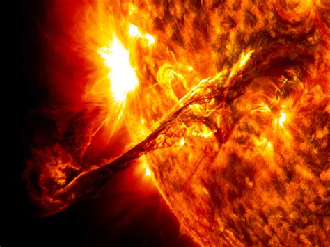 biggest solar flare in 4 years causes minor radio blackout on earth