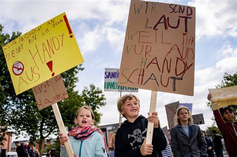 Kinder Demo In Hamburg Gegen Den Handy Konsum Ihrer Eltern „spielt Mit