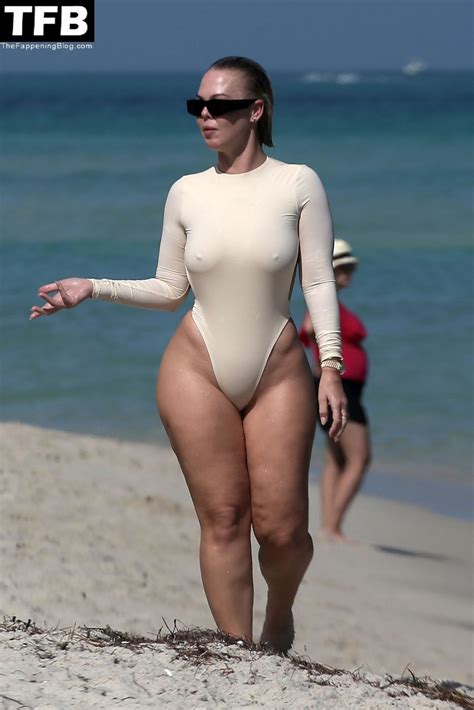 Bianca Elouise Yes Julz Show Their Curves On The Beach In Miami