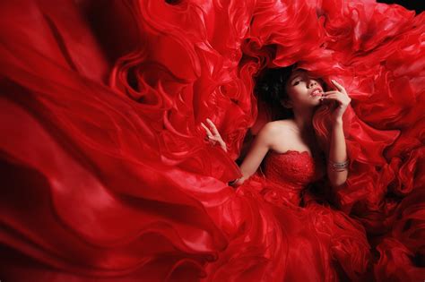 Wallpaper Wanita Model Bahu Telanjang Asia Gaun Merah Mode