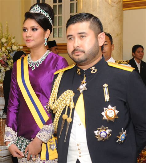 The sultan of johor's fortune has been estimated at more than us$1bn (£750m). The Coronation of the Sultan of Johor: Jewels in Focus ...
