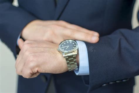 Hombre De Negocios Que Comprueba Tiempo En Su Reloj Mano Del ` S De Los