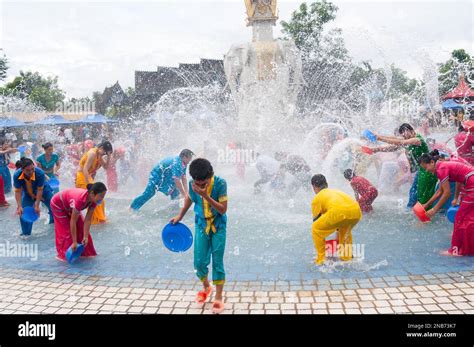 Dai Minority Park Hi Res Stock Photography And Images Alamy