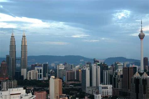 There are 5 ways to get from malacca to kuala lumpur by bus, taxi, train or car. Kuala Lumpur e Malacca