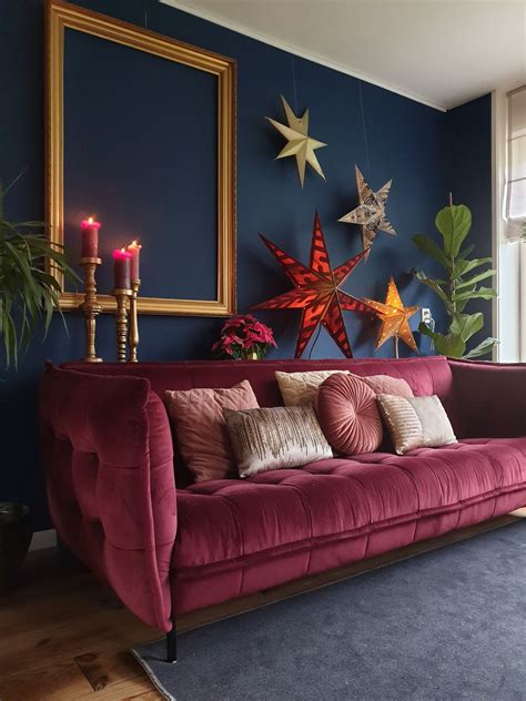 Velvet Sofa With Dark Blue Wall Looks So Elegant Decoracion De