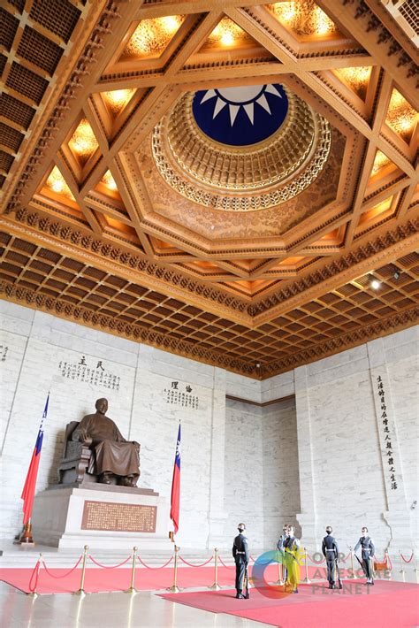 Entrance to the main hall is made via a series of 89 steps (the age of chiang when he died). CHIANG KAI-SHEK 中正紀念堂: Must Read Guide to Chiang Kai-shek ...