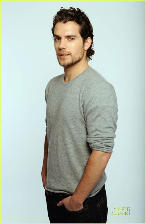 The superman has 34 inches of chest size, 49 inches of waist size and whooping 16 inches of arms size. Hombres HOT : Henry Cavill