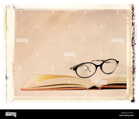 Brillen Sitzen Auf Ein Offenes Buch Stockfotografie Alamy