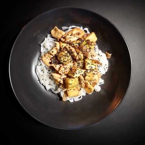 Nouilles de riz au poulet et courgettes